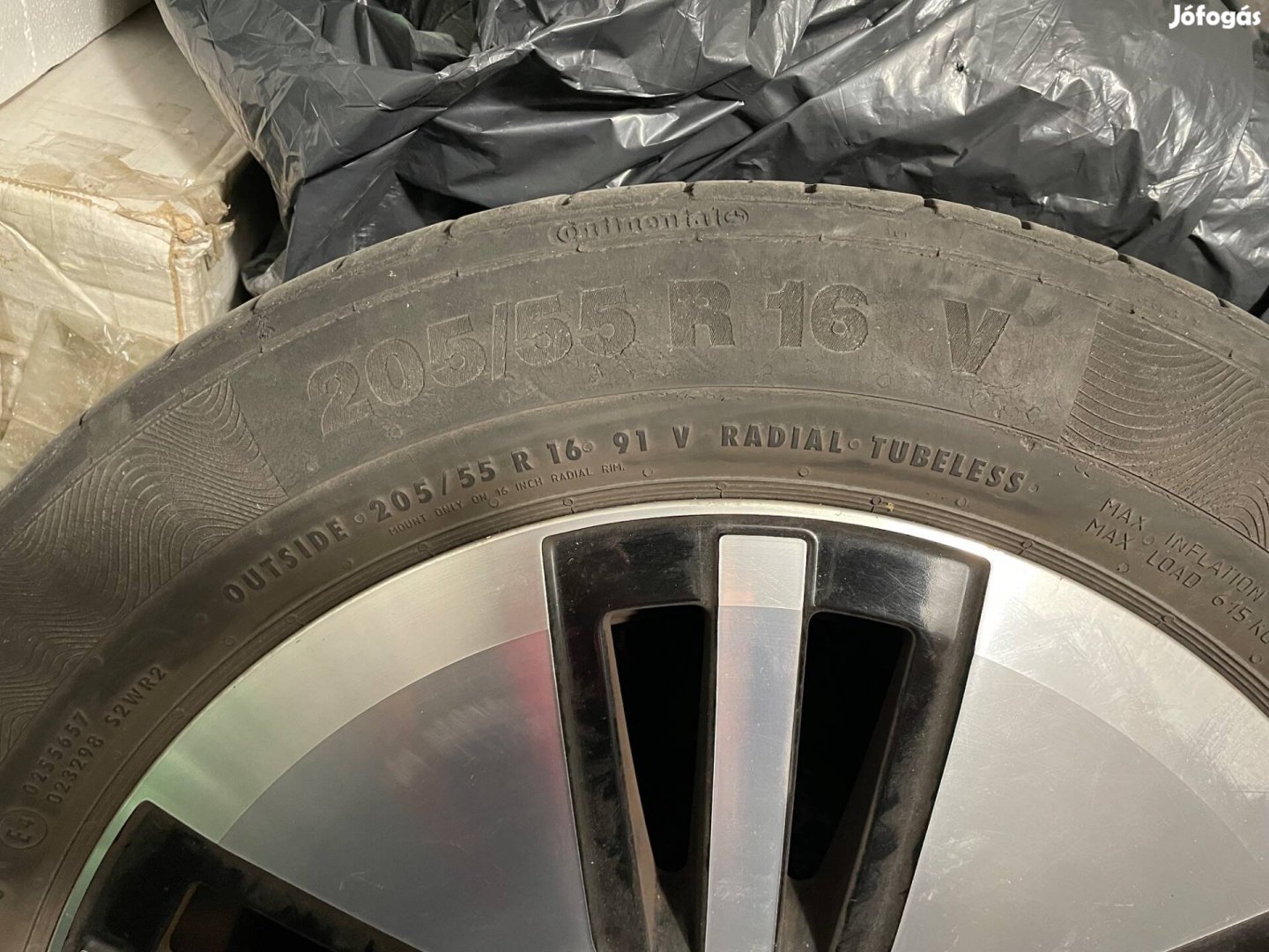 WV gyári alufelni nyári abroncsal