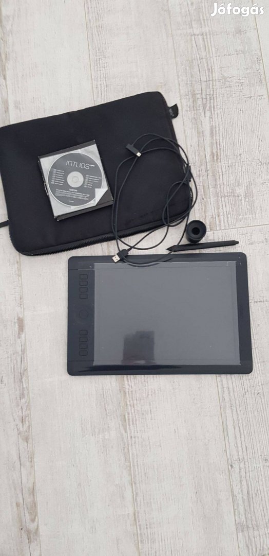 Wacom Intuos Pro Medium rajztábla hibátlan állapotban, táskával