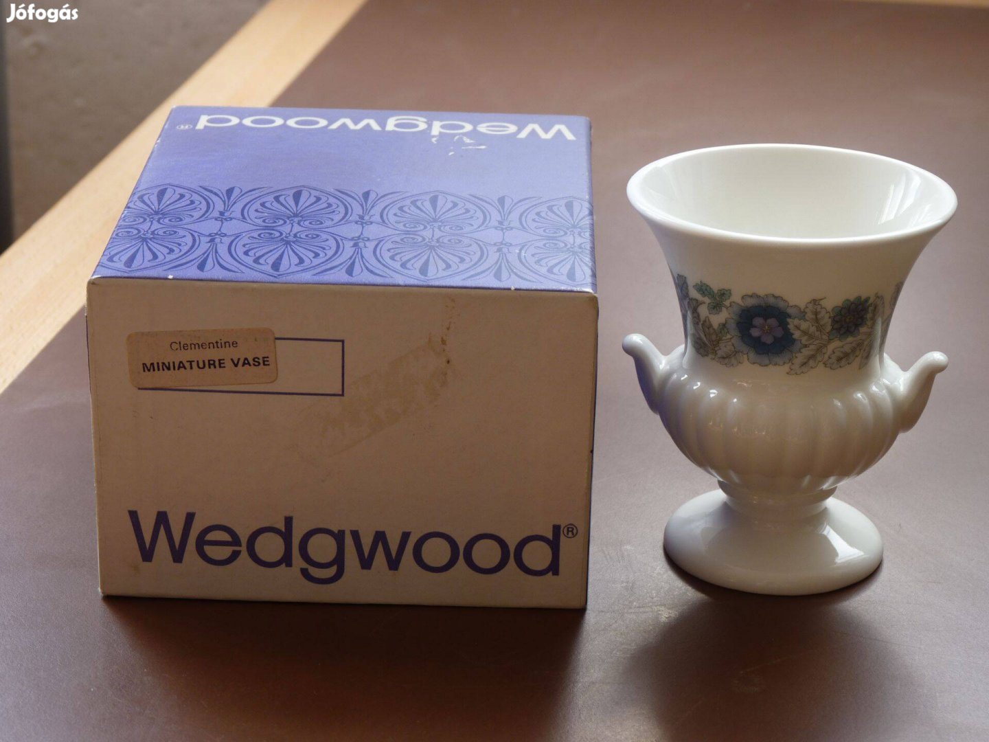 Wedgwood gyártmányú, antik görög formájú váza eladó. 9 cm magas