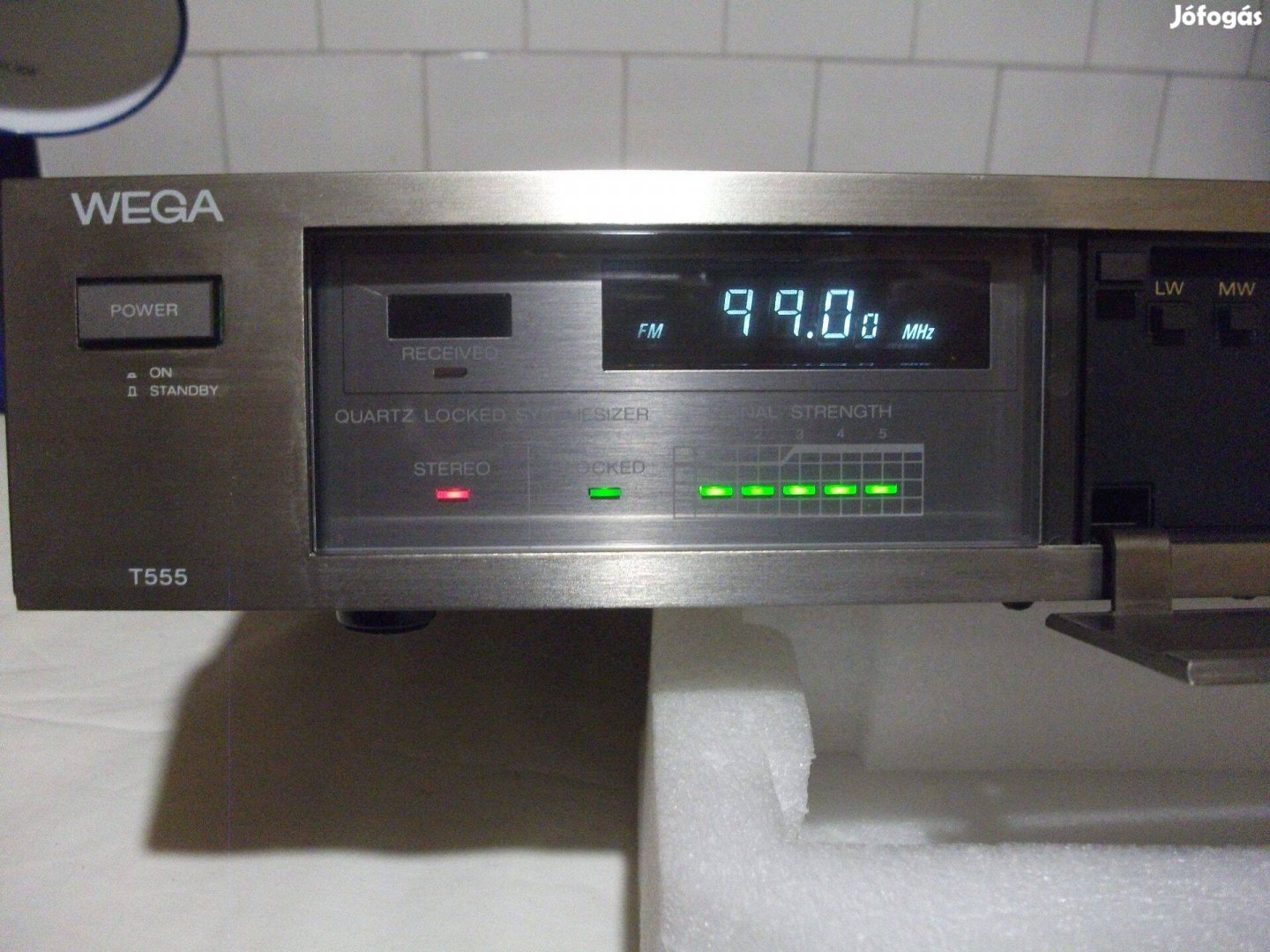 Wega ( Sony ) T-555 quartz synthesizer tuner