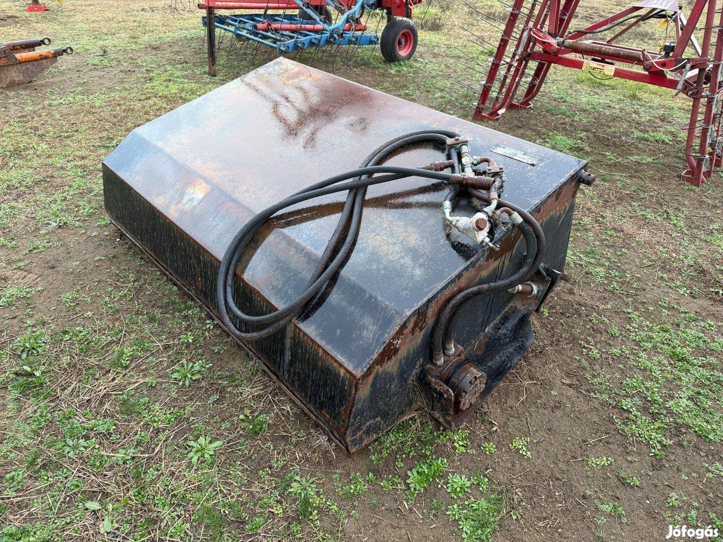 Whites Broom Bucket seprőgép adapter csúszókormányzású rakodóra