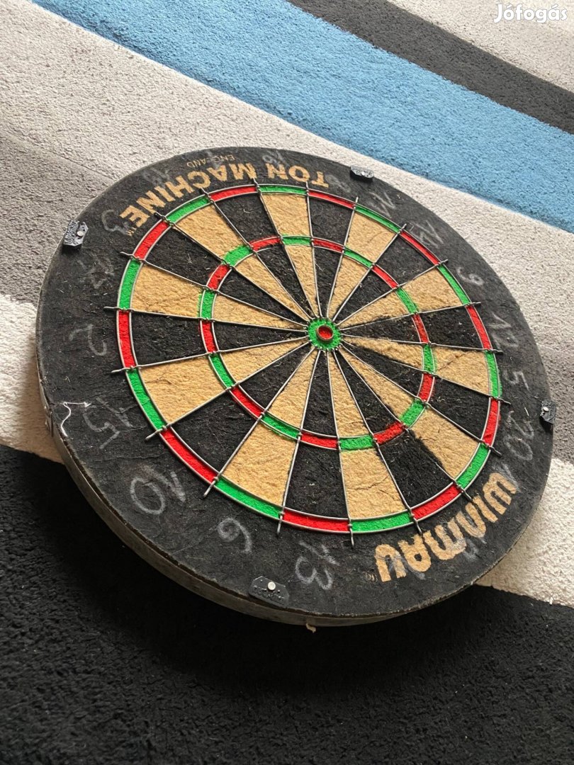 Winmau darts tábla nyilakkal