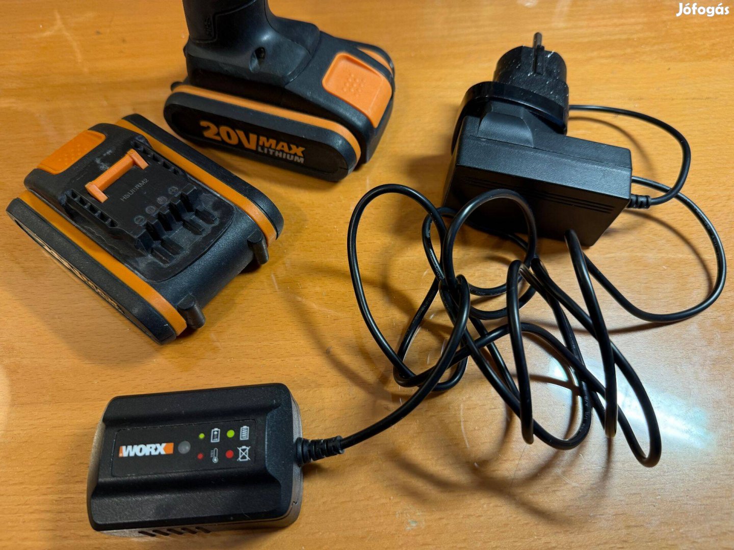Worx akkumlátor töltő és 2 db akkumlátor