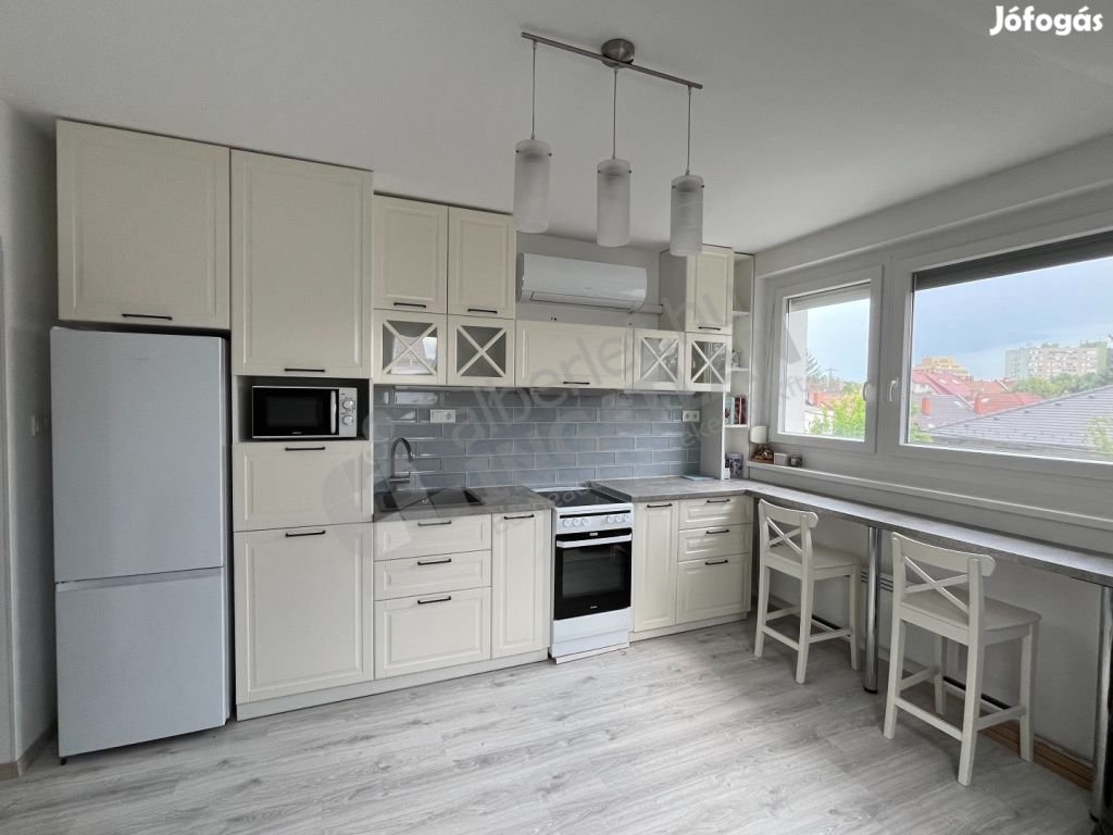 XIV. kerület, Bazsarózsa utcában 28 m2-es  tetőtéri ÚJÉPÍTÉSŰ