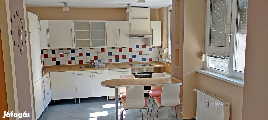 XI.Baranyai utcában 1 szobás FELÚJÍTOTT lakás berendezve