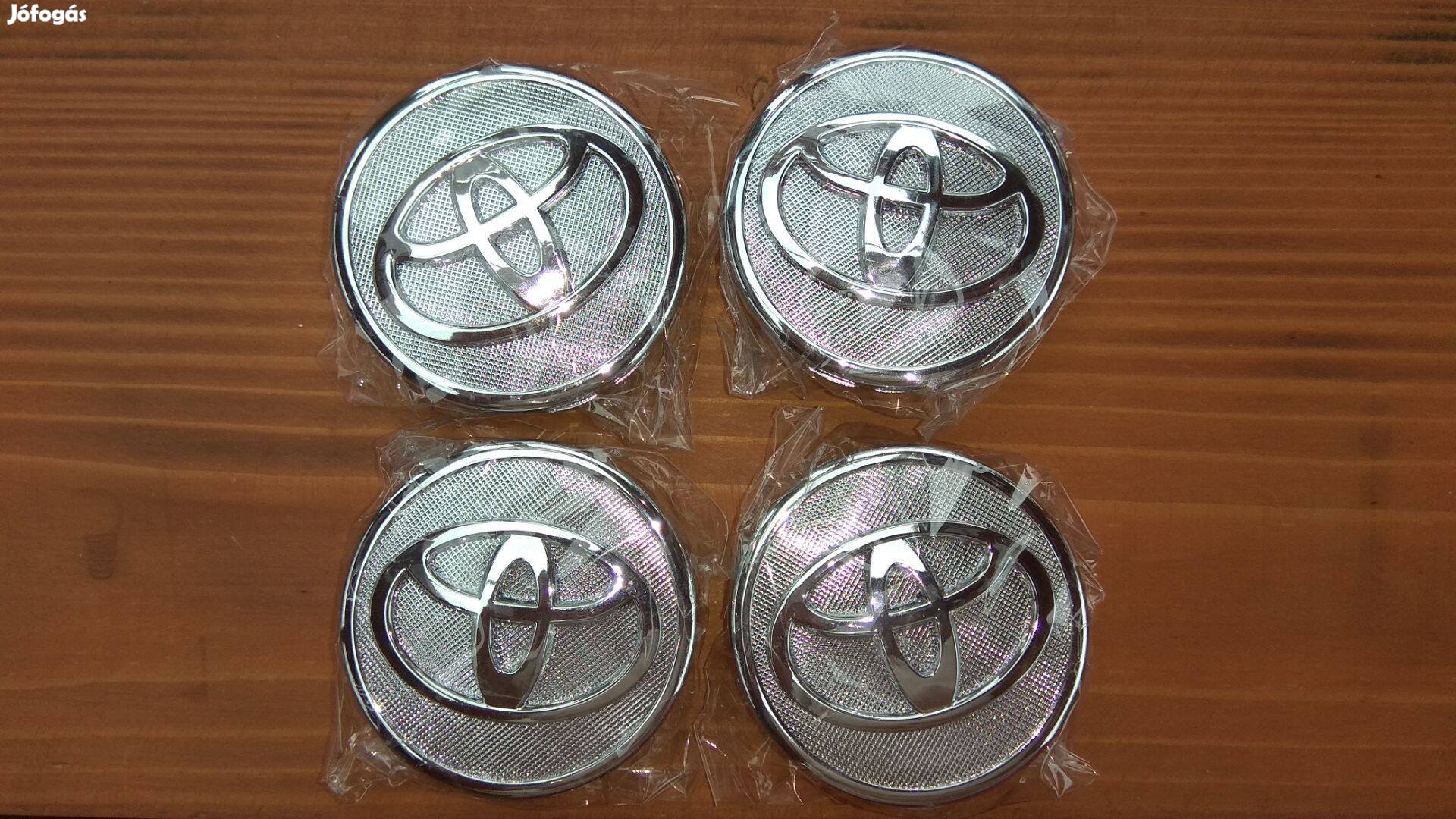 XI. Toyota felnikupak szett ezüst 53/57mm