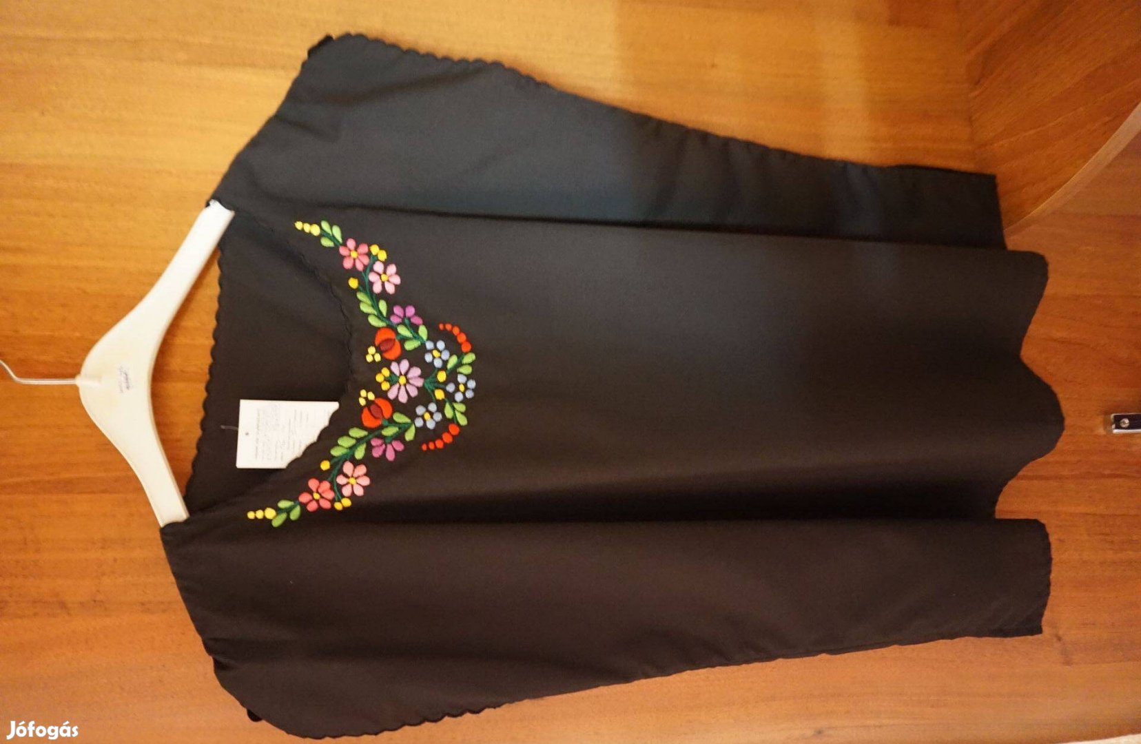 XL.-es fekete női blúz színes kalocsai népi hímzéssel eladó