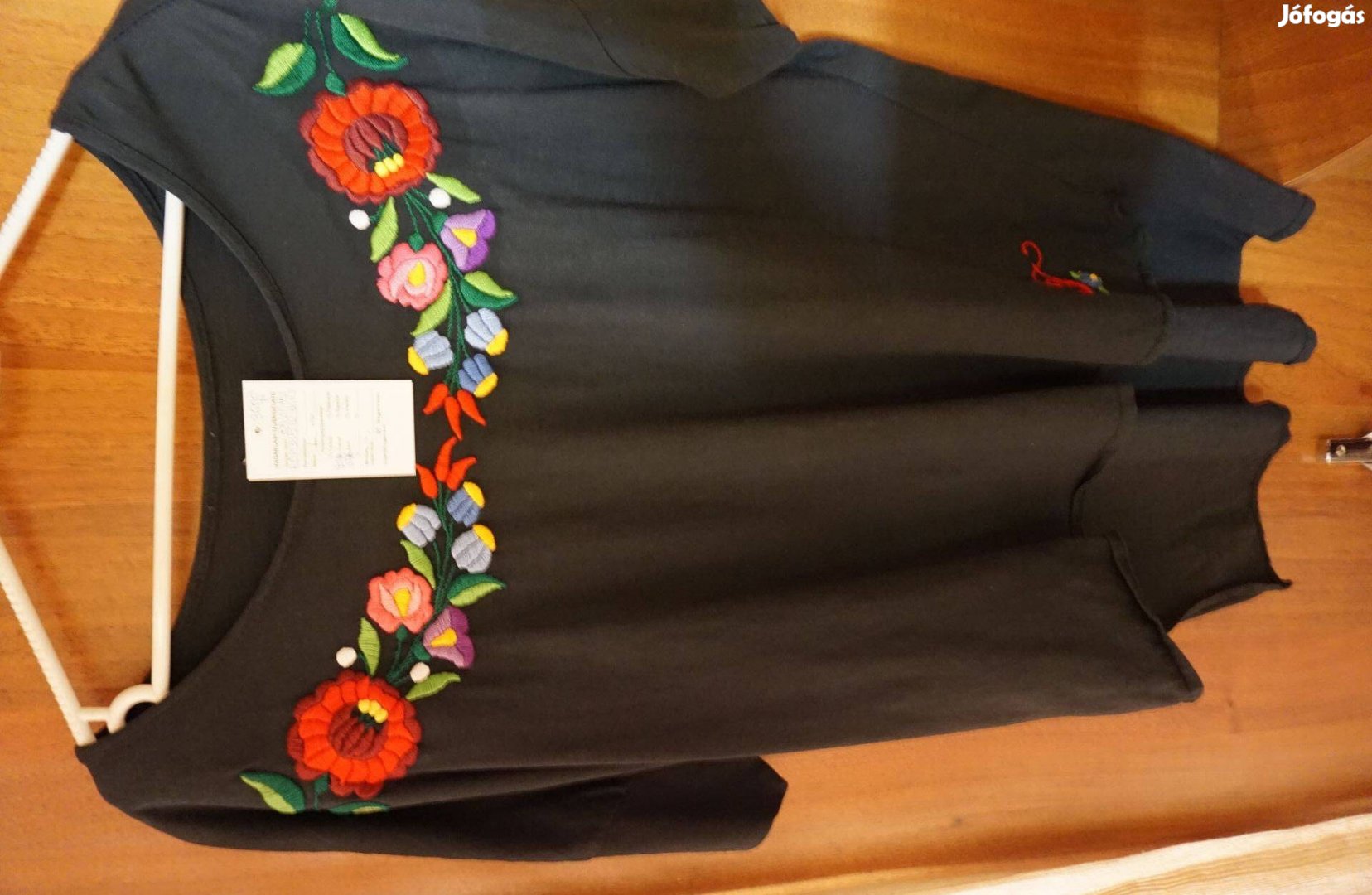 XL-es fekete női blúz színes kalocsai hímzéssel eladó