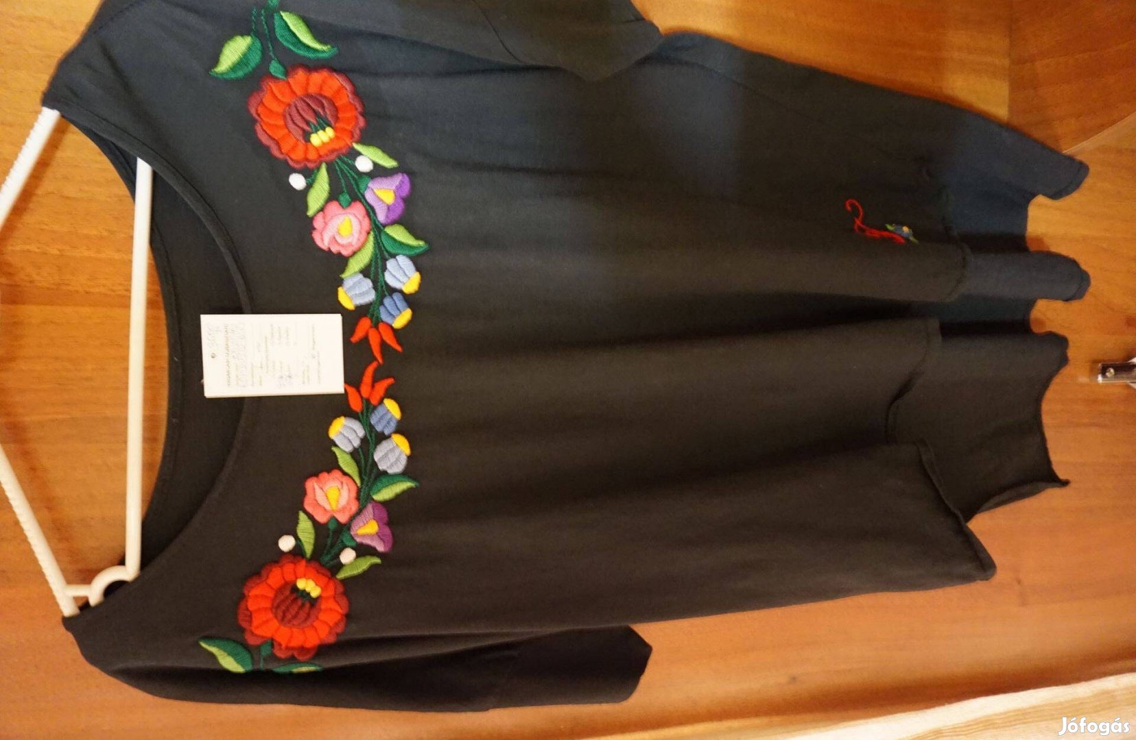 XL-es rövid ujjú fekete női blúz színes kalocsai hímzéssel eladó