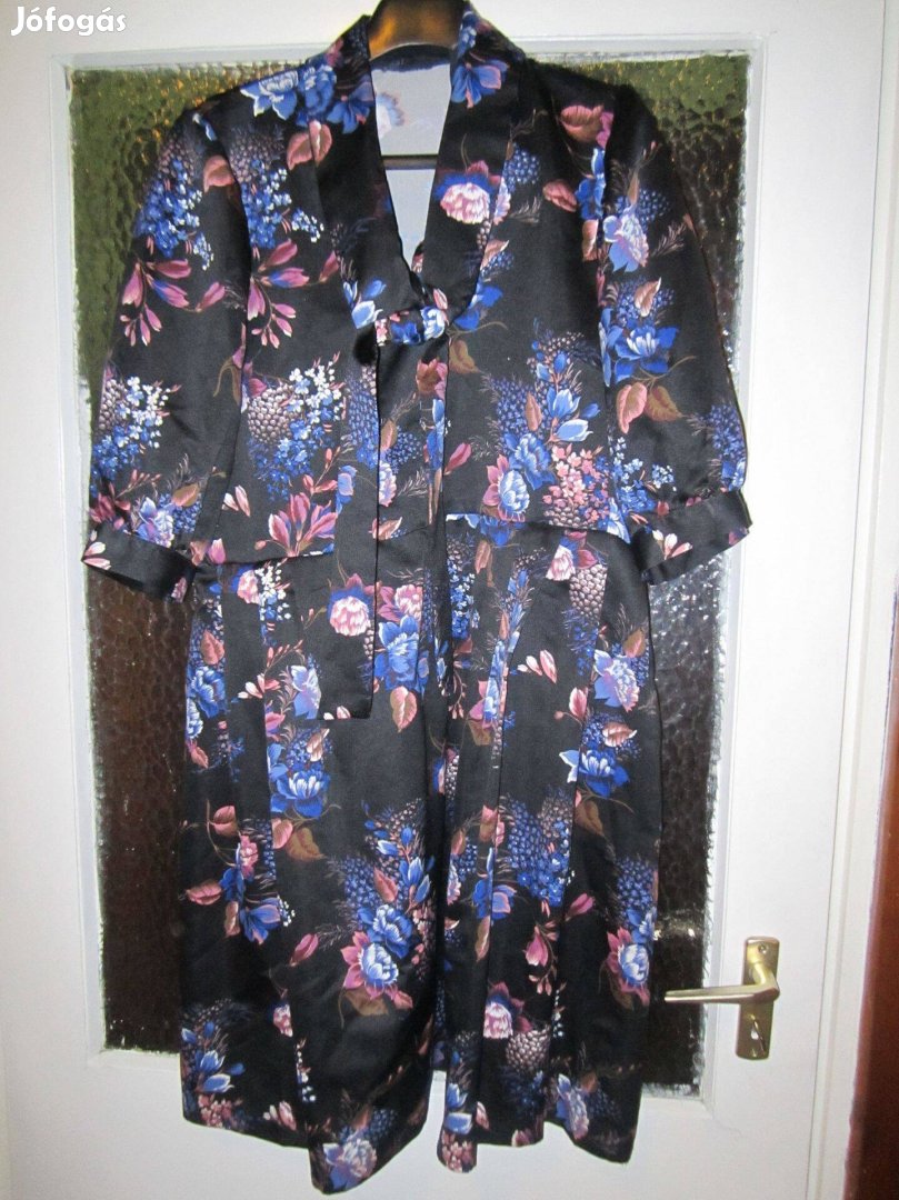 XL-es virágmintás fekete selyemruha