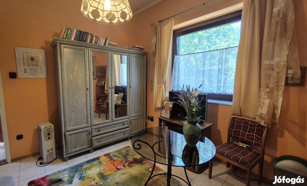 XVIII. Kerület, Honvéd utca mellékutcája, 218 m2-es, ikerház