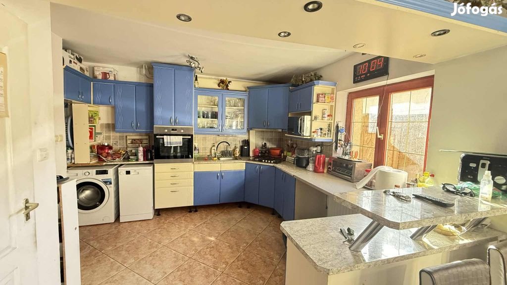 XVII. Kerület, Erdőkövesd u környéki utca, 84 m2-es, ikerház