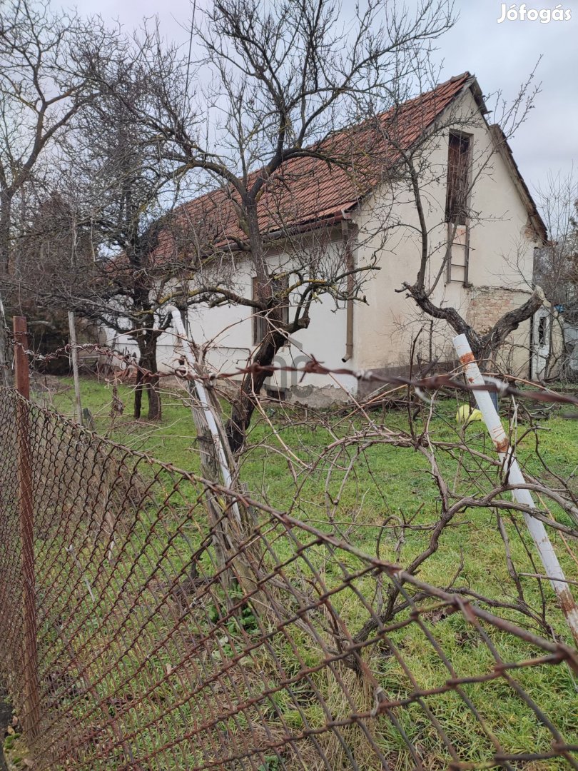 XVII. kerületi eladó tégla családi ház