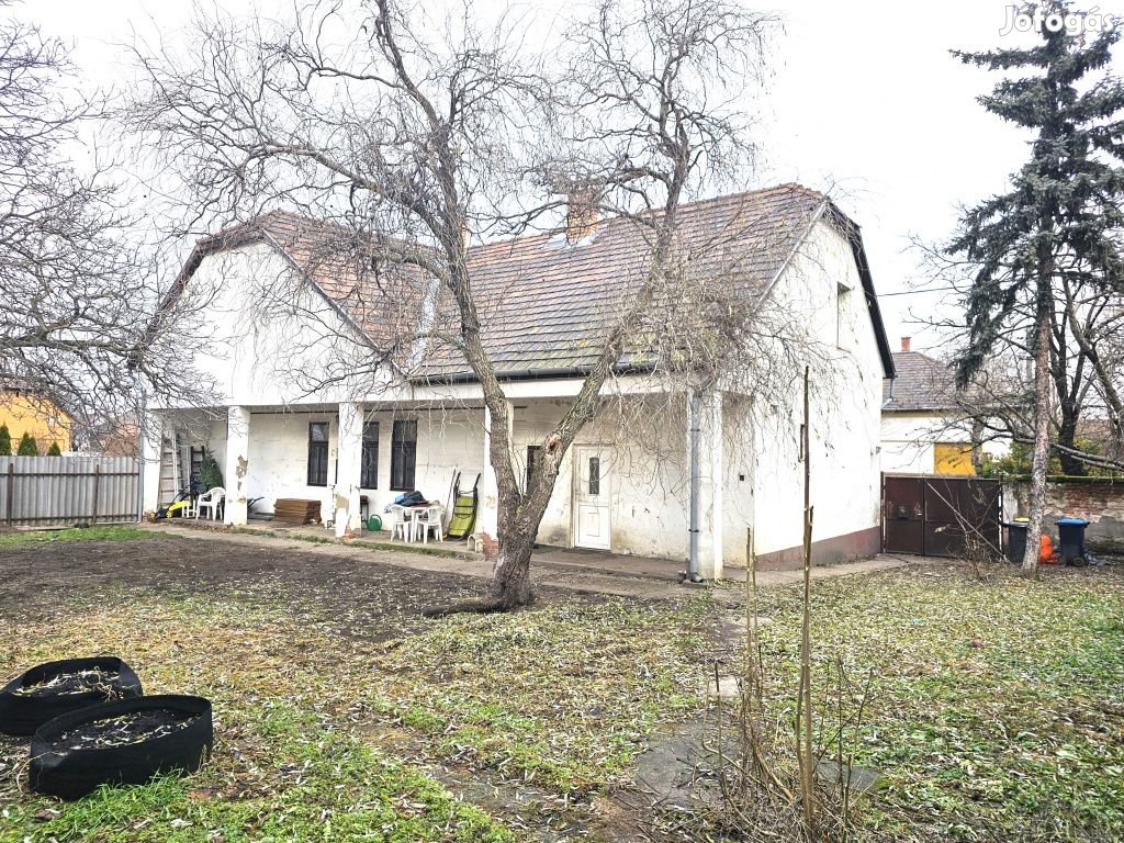 XV. Kerület, Kisfaludy utca, 170 m2-es, 2 generációs, családi ház