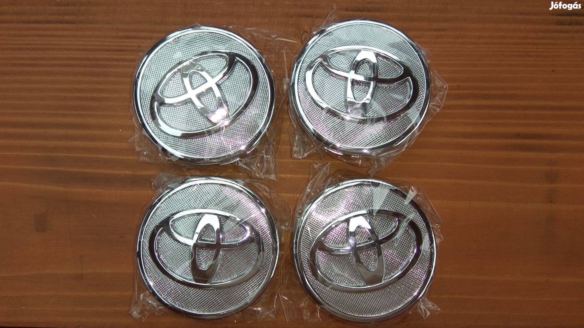 XV . Toyota felnikupak szett ezüst 57/62mm