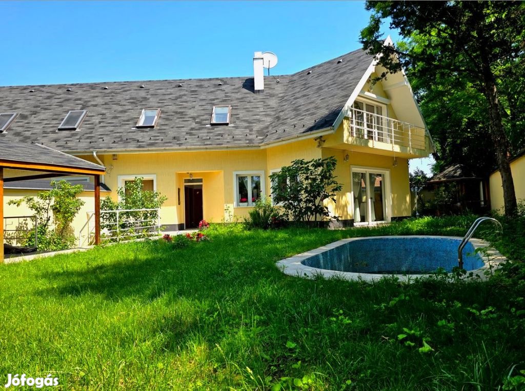 XXI. Kerület, Királyerdő út, 220 m2-es, ikerház, 5 szobás, felújított