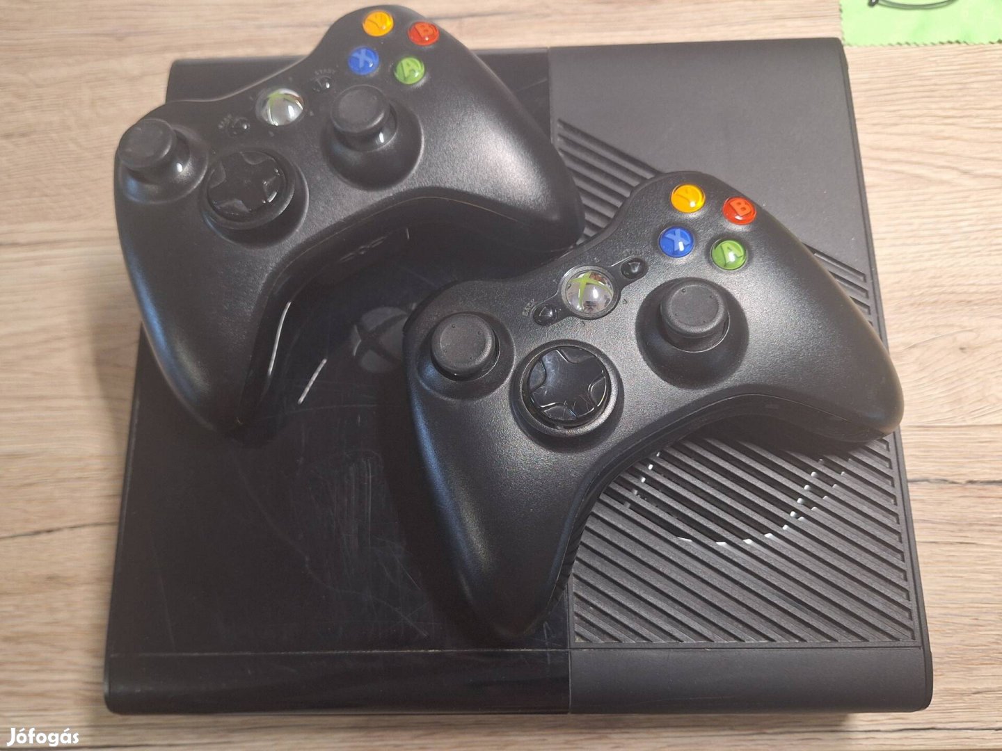 Xbox 360E 4GB + 2db kontroller
