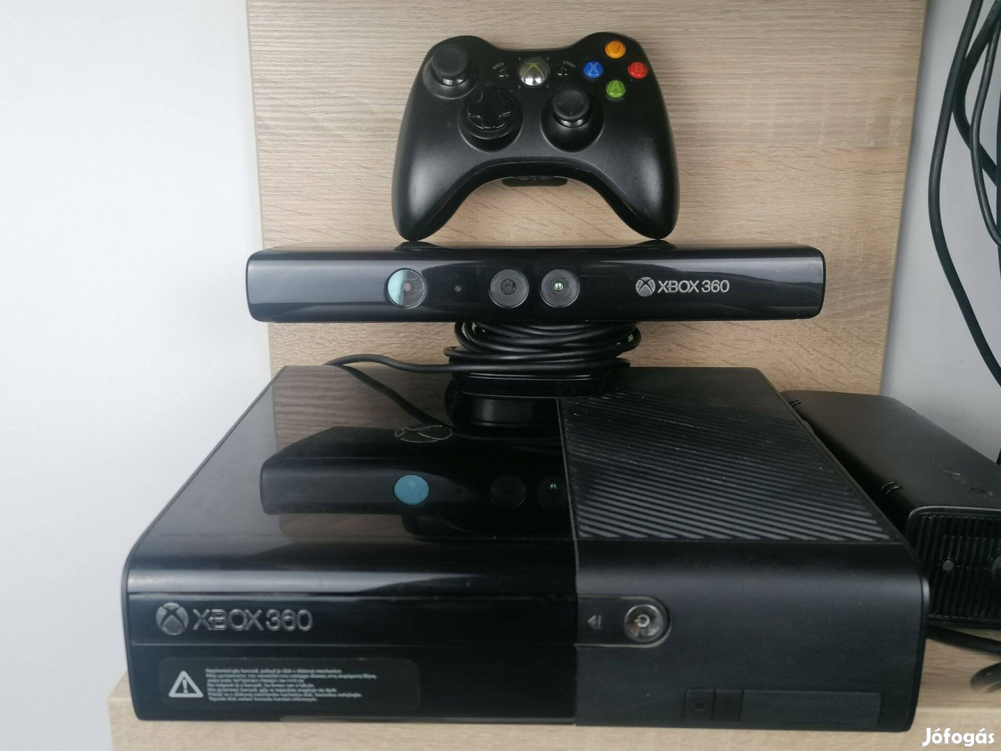 Xbox 360 E 4gb játékkonzol Kinect szenzorral eladó!