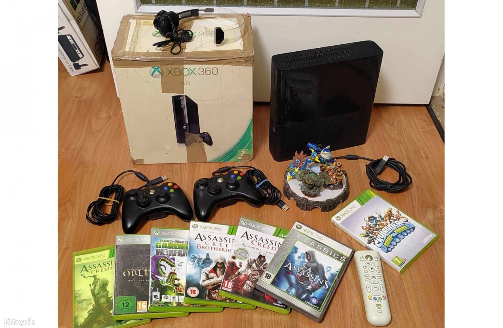 Xbox 360 E Slim + 2 joy + Skylanders szett + Játékok dobozában