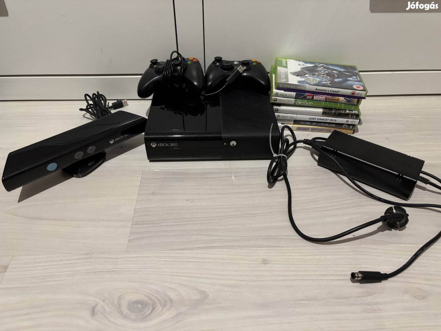 Xbox 360 E konzol kiegészítőkkel és játékokkal