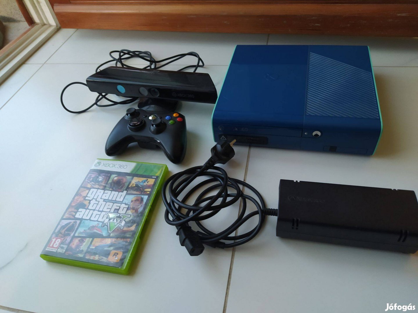 Xbox 360 Slim E Blue játékgép konzol 250GB winchesterrel, Kinect-tel