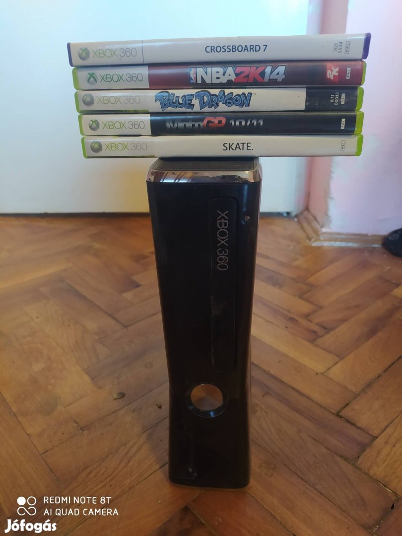 Xbox 360 slim 5 játékkal, kontrollerrel, kábelekkel