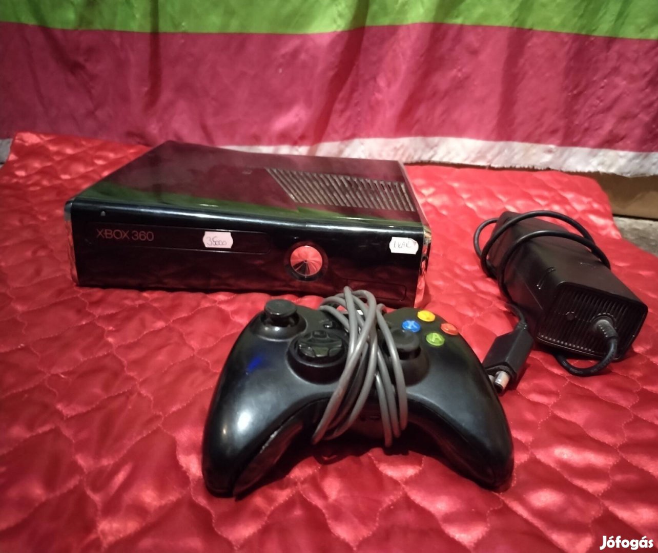 Xbox 360s 250GB 18 játékkal vezetékes karral 