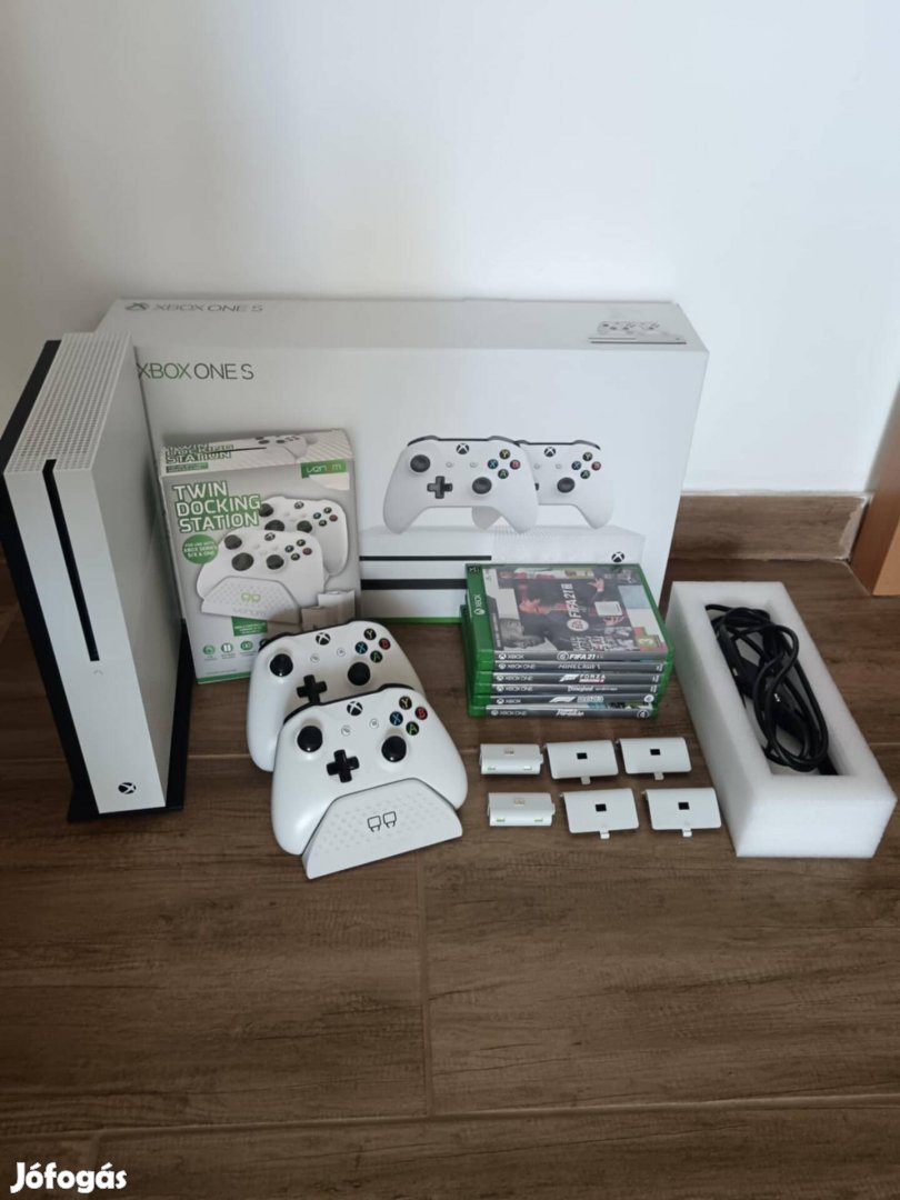 Xbox ONE 1TB játékkonzol + 2 db kontroller + dokkoló  