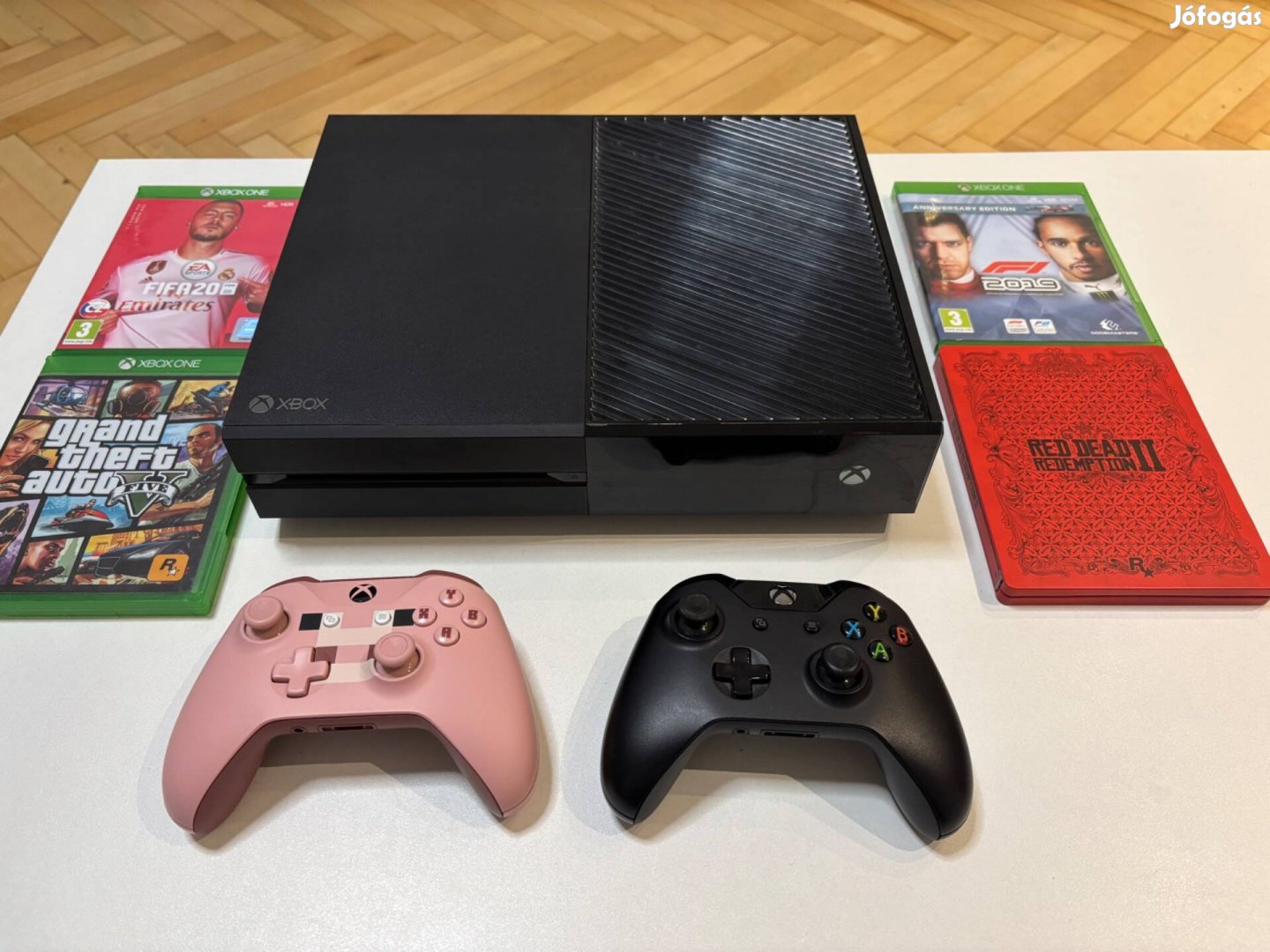 Xbox One 1 TB + 2 db kontroller + 4 db játék