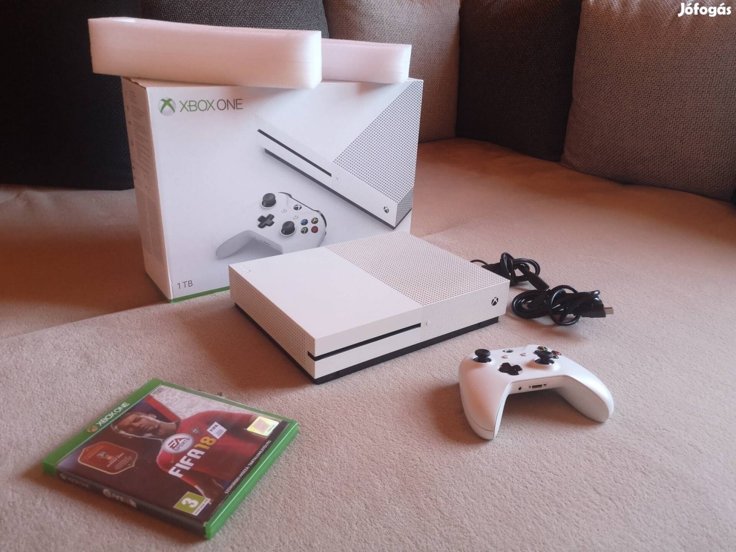 Xbox One S 1TB Dobozában + Fifa Játéklemez 