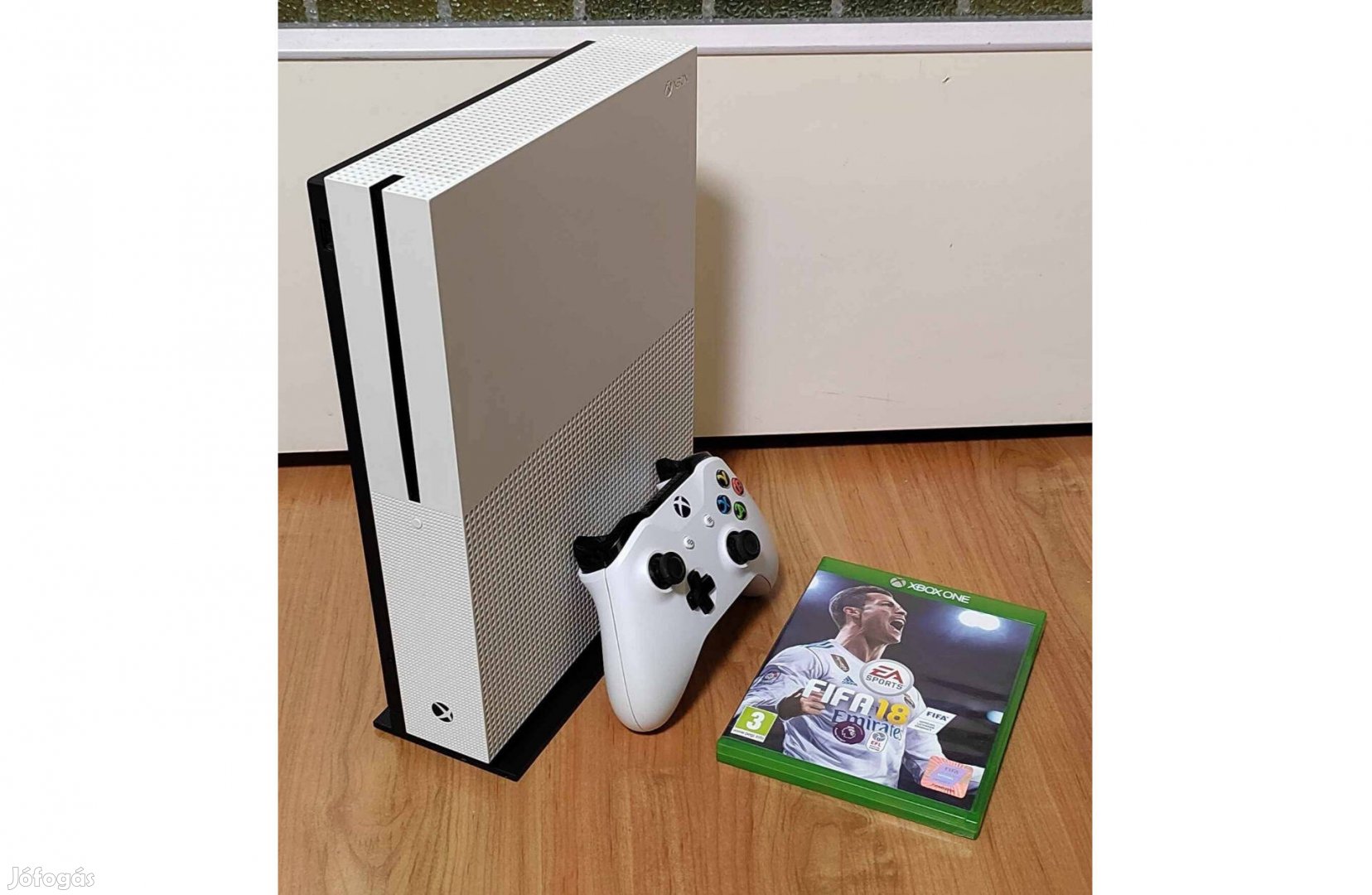 Xbox One S 500GB + Ajándék játékkal + Vertical Stand - Karácsonyra!!