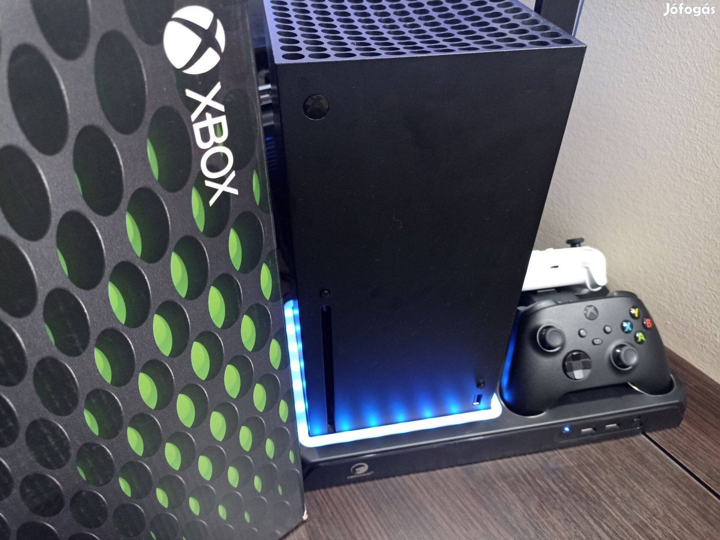 Xbox Series X 1T - Megkímélt állapotban, egy kontroller kábelekkel eg