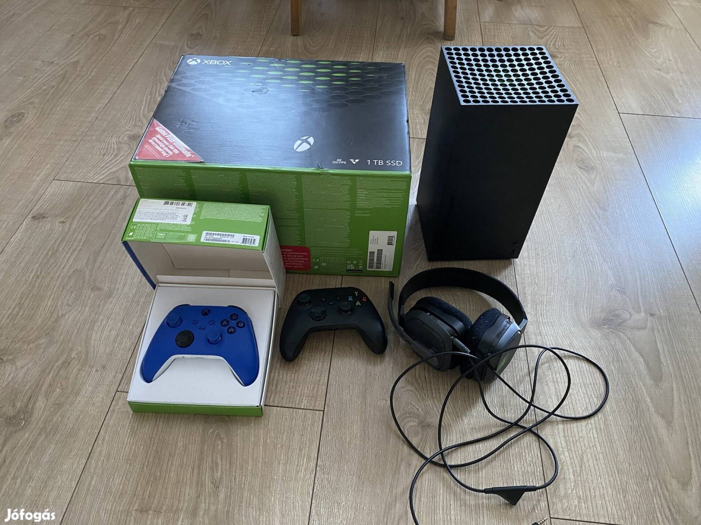 Xbox Series X (2 kontroller, A10 Fejhallgató, 2 akku)