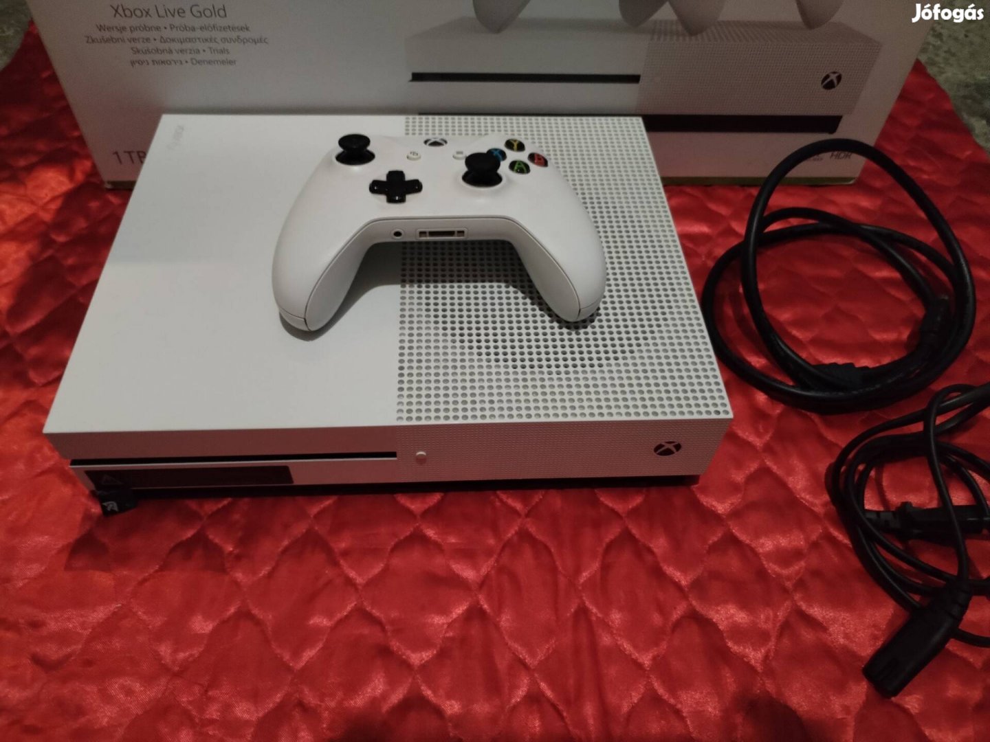 Xbox one S 1TB egy karral dobozában 