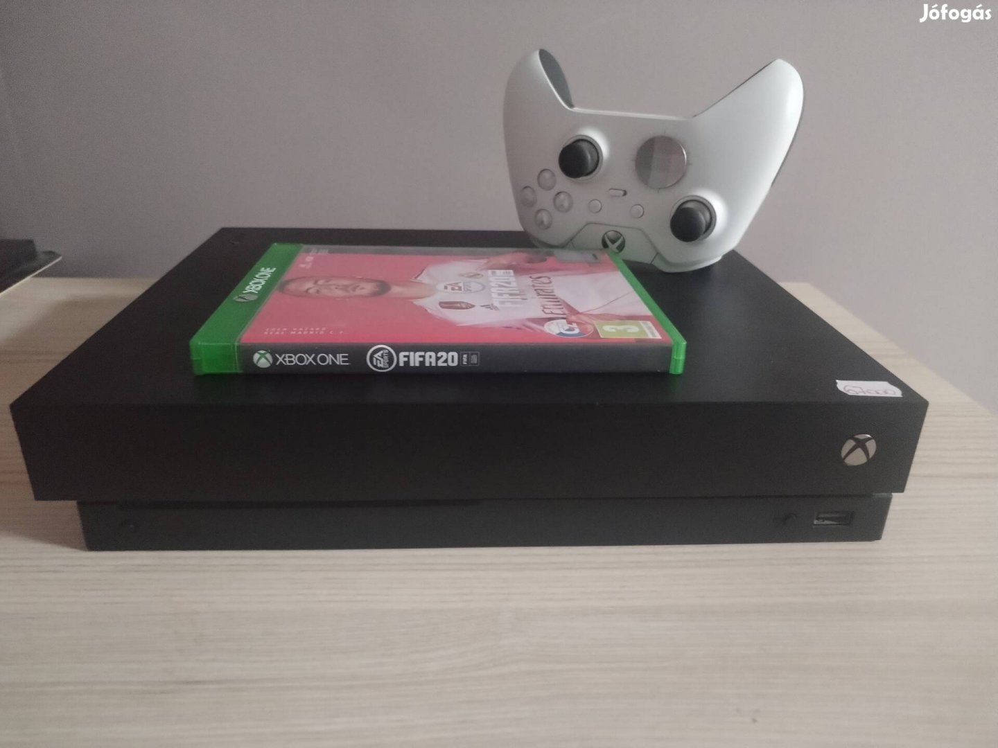 Xbox one X 1TB FIFA 20+ limitált kontrollerel 