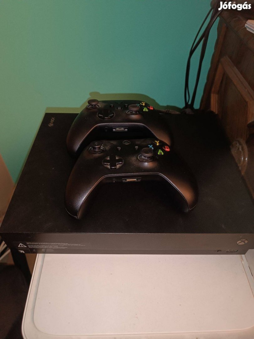 Xbox one X, 2 kontroller, 5 játék