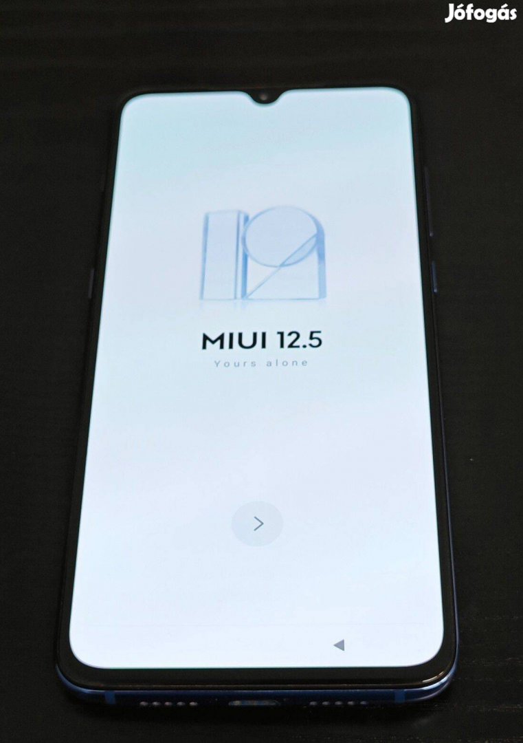 Xiaomi Mi 9 telefon, kék színben, kártyafüggetlenül