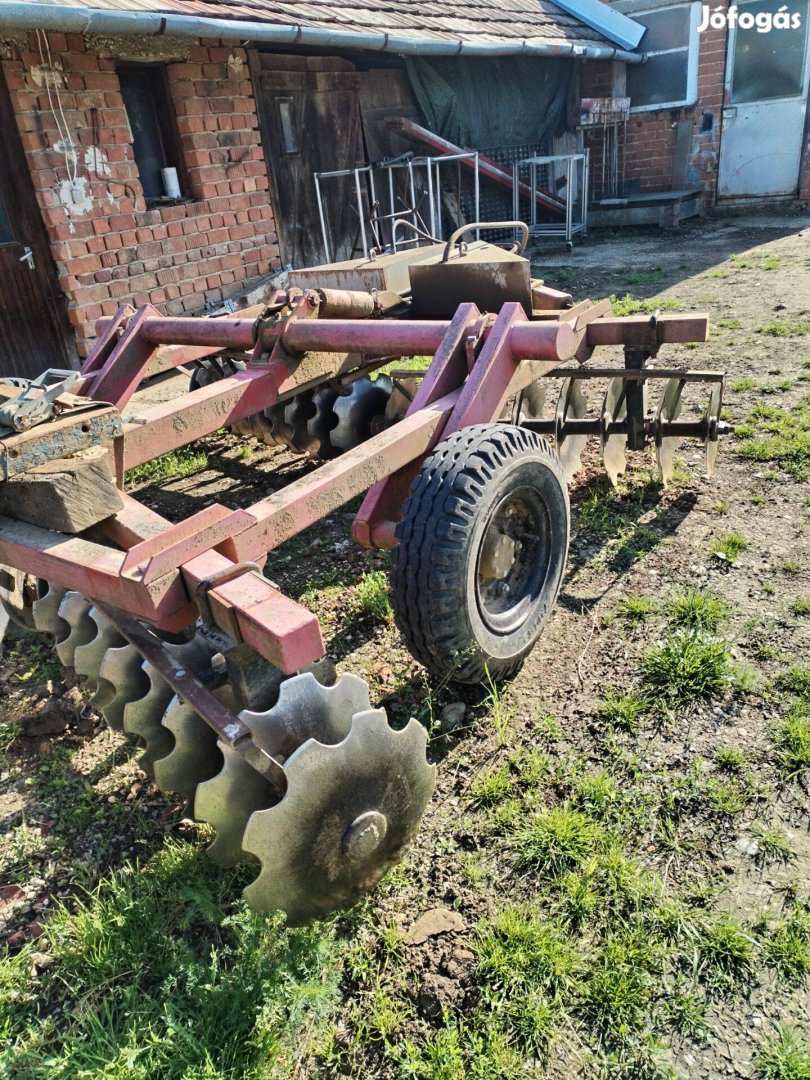 Xt vontatott tárcsa