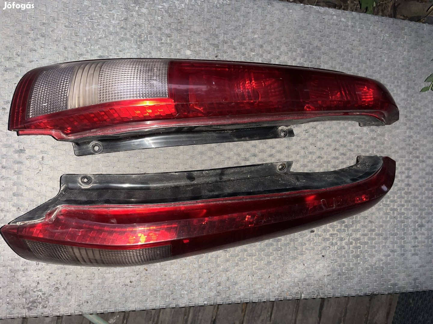 Xtrail t30 hátsó lámpa pár