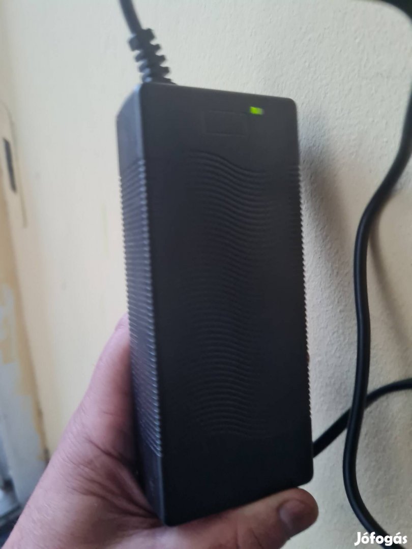 Xve márkájú,prémium AC/DC adapter, pontos típusa: Xve-1750480