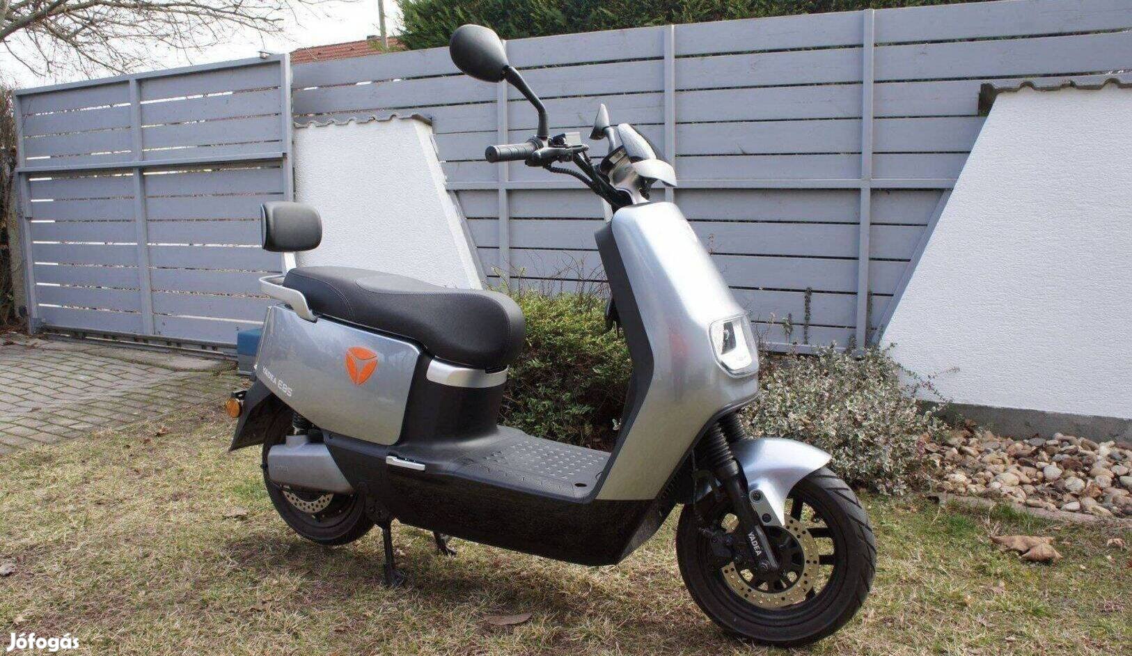 Yadea Z-Tech Ztech ZT-33BE8 elektromos robogó újszerű karcmentes