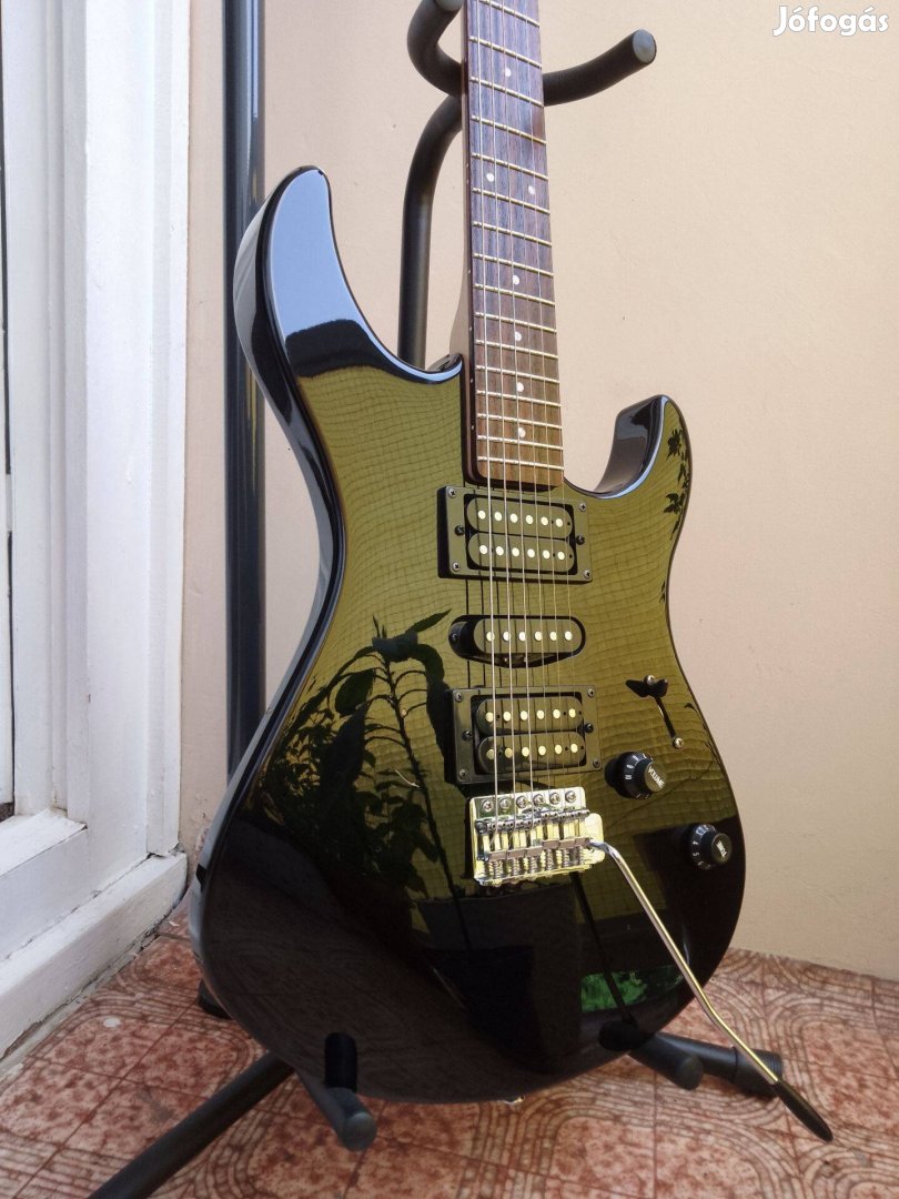 Yamaha ERG121 HSH superstrat elektromos rock gitárlakk fekete tremoló