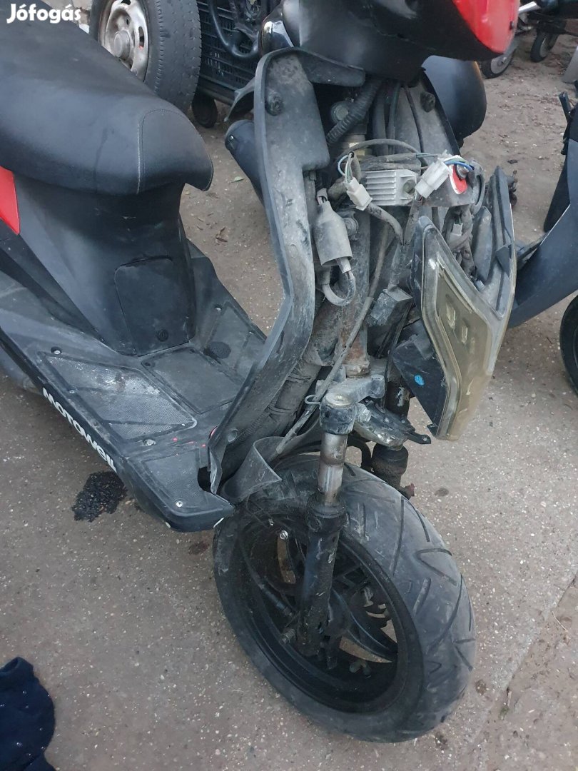 Yamaha Jog sérűlt robogó.