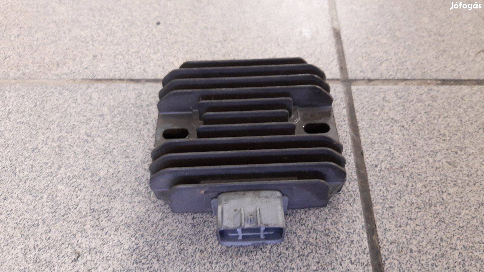 Yamaha Majesty YP250 '04 feszültségszabályzó