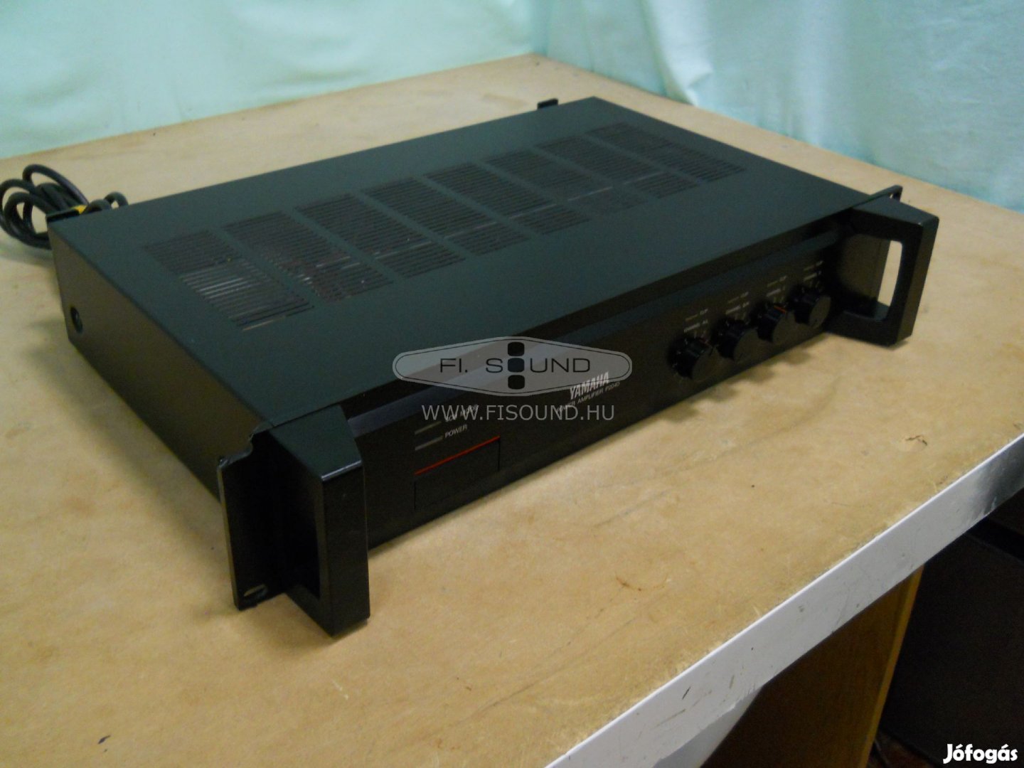 Yamaha P2040 ,4x400W,8-16ohm,4 hangfalas sztereo PA végfok erősítő