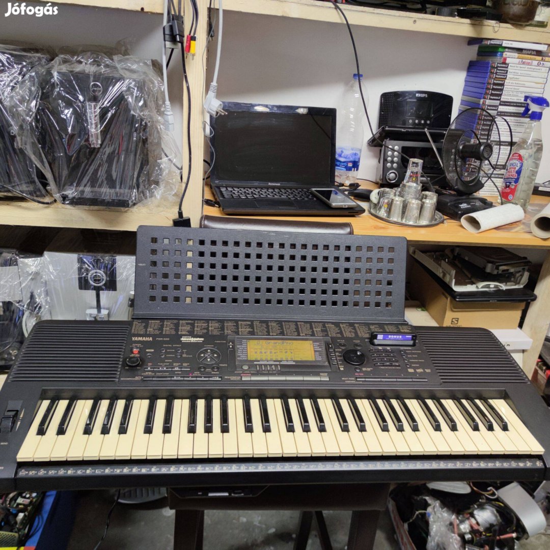 Yamaha PSR-620 szintetizátor állvánnyal, hordtáskával