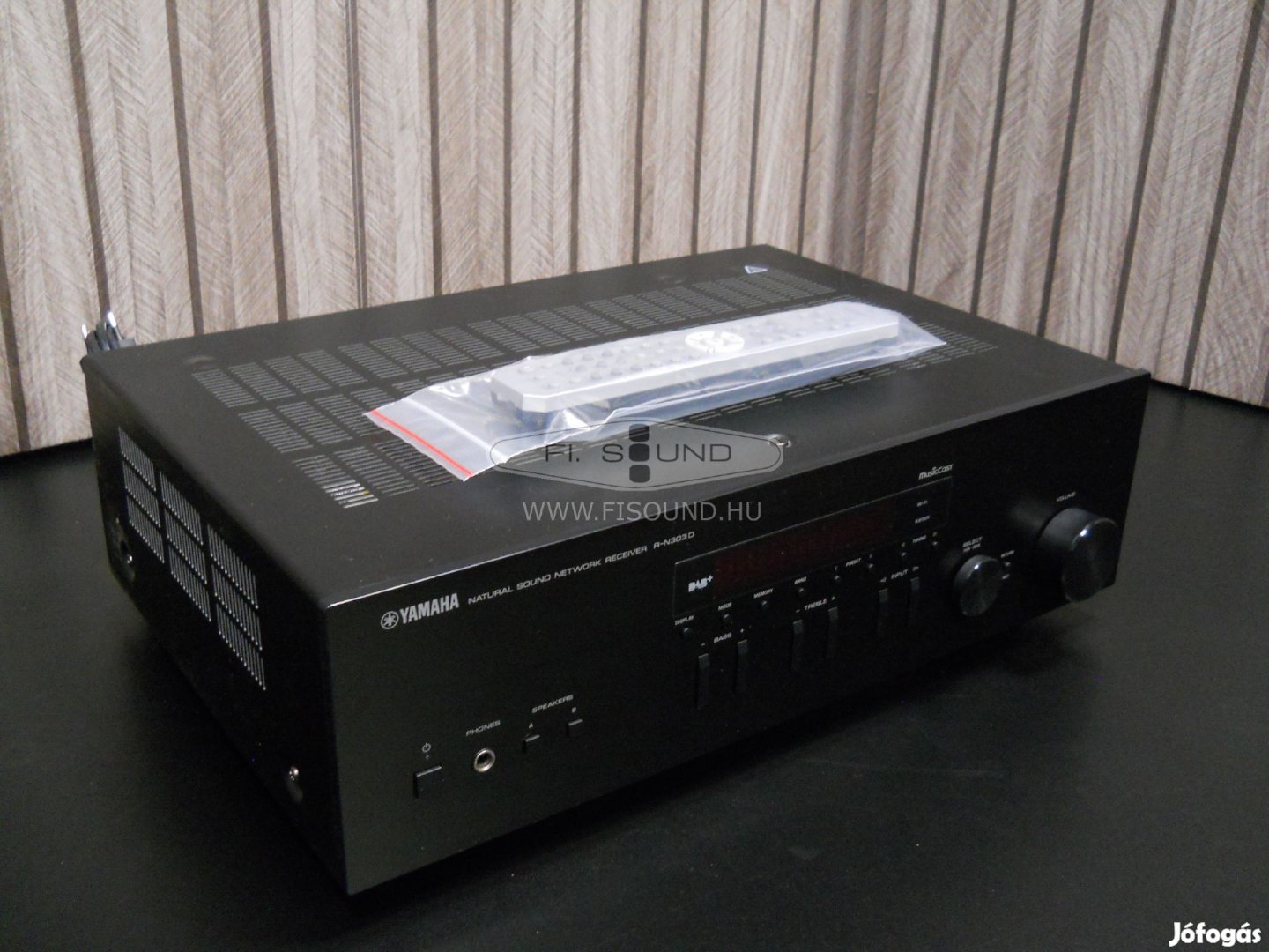 Yamaha R-N303D , 2x100W,8-16ohm,4 hangfalas rádiós sztereo erősítő