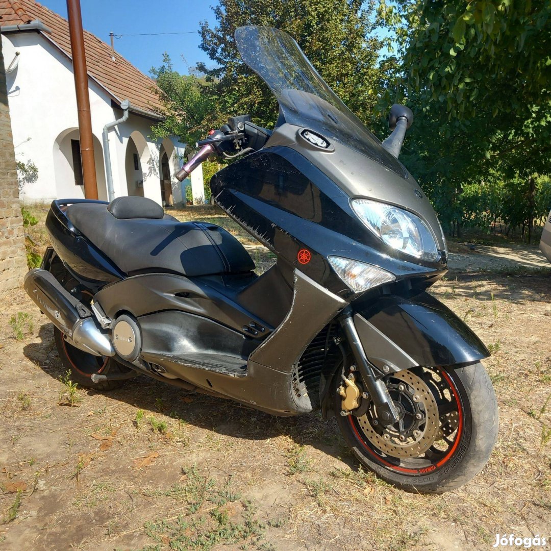 Yamaha T-Max sérült