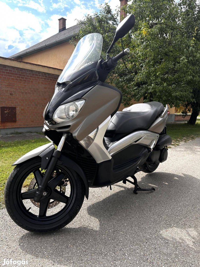 Yamaha X-Max 250