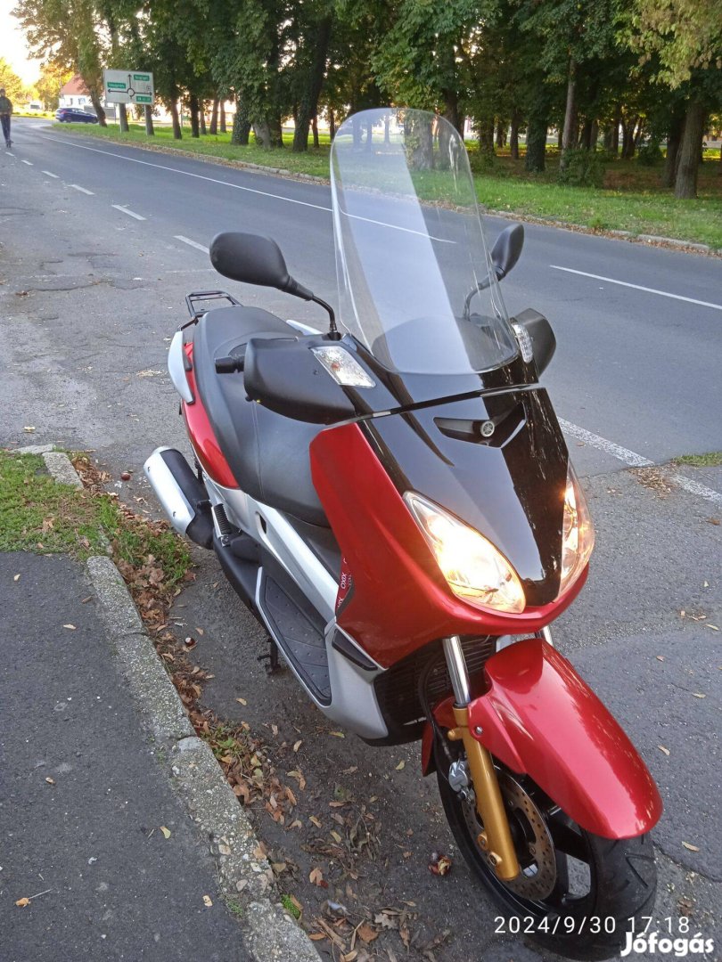 Yamaha X-Max 250